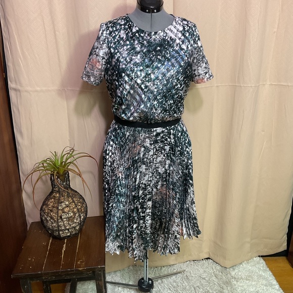 Karen Millen Pleated  Patterned Midi Dress - Picture 3 of 13